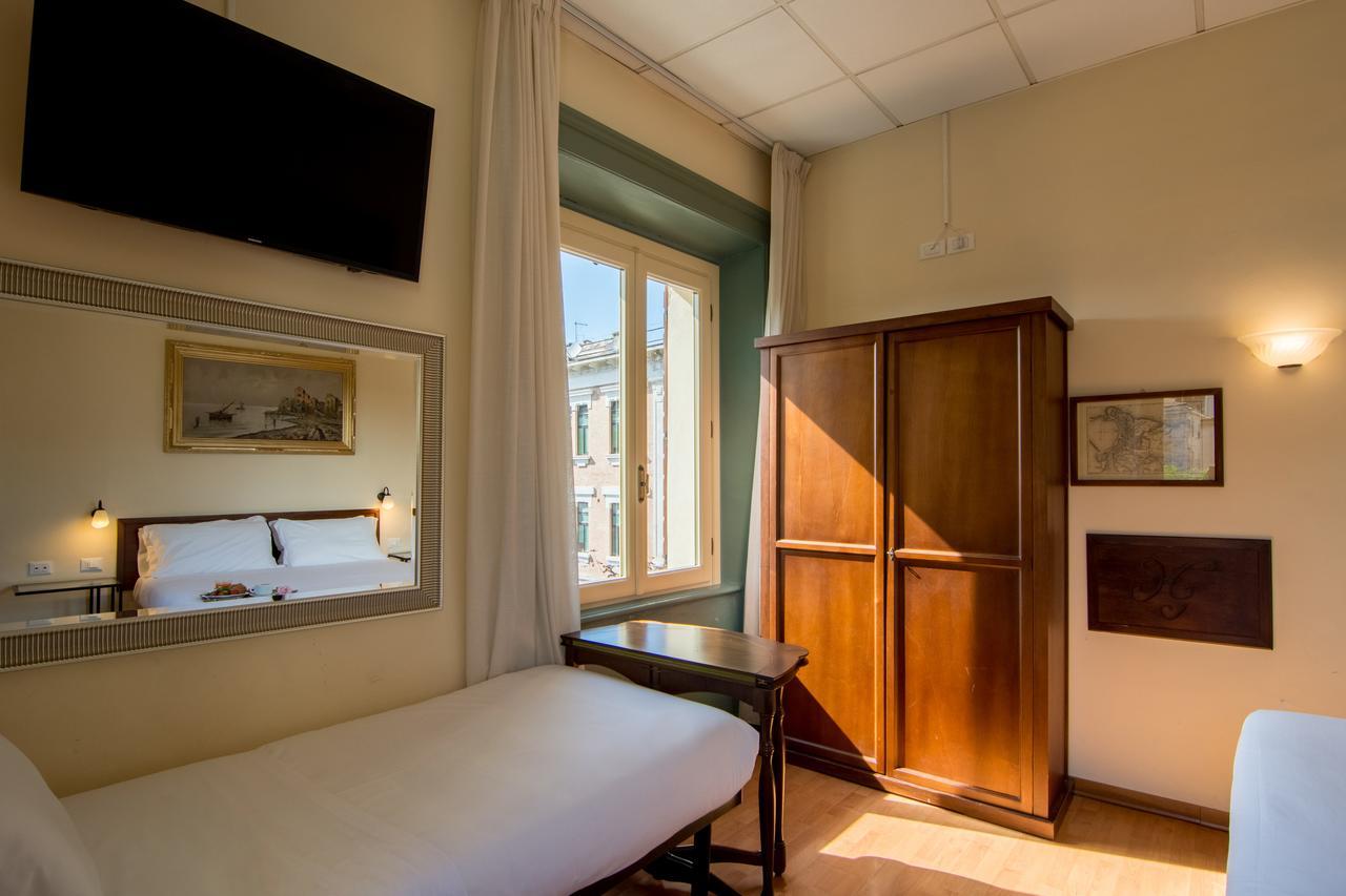 Hotel Della Vittoria Ancona Bagian luar foto