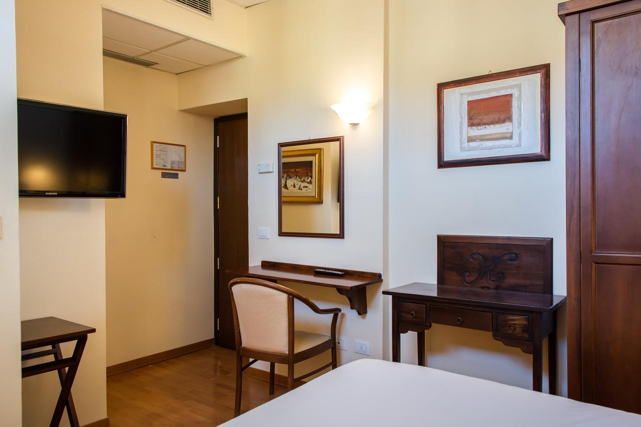Hotel Della Vittoria Ancona Bagian luar foto